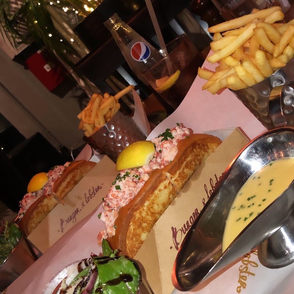 Foto diambil di Burger &amp; Lobster oleh EK pada 12/18/2019