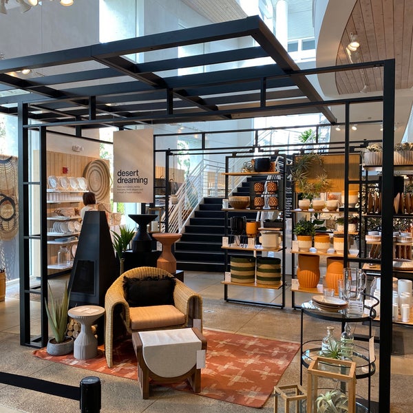 Photo taken at Crate &amp; Barrel by Mingyu L. on 4/24/2021