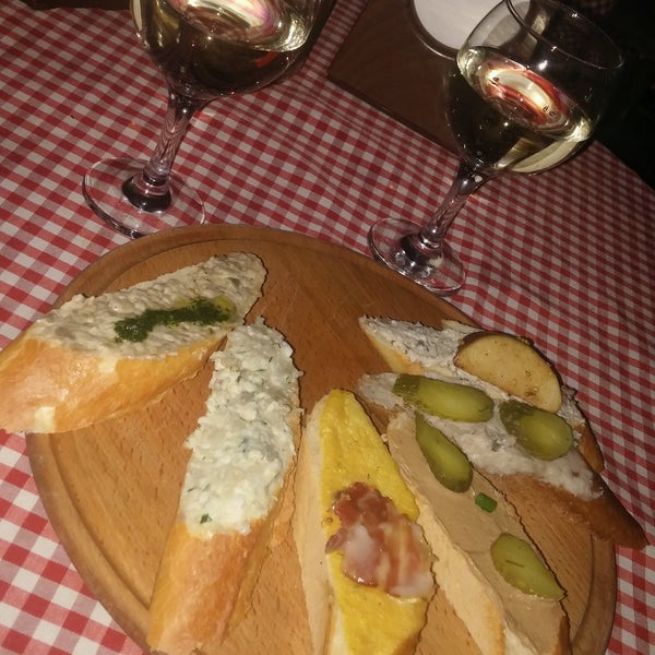 Das Foto wurde bei Пструг, хліб та вино von Alinka S. am 9/16/2016 aufgenommen