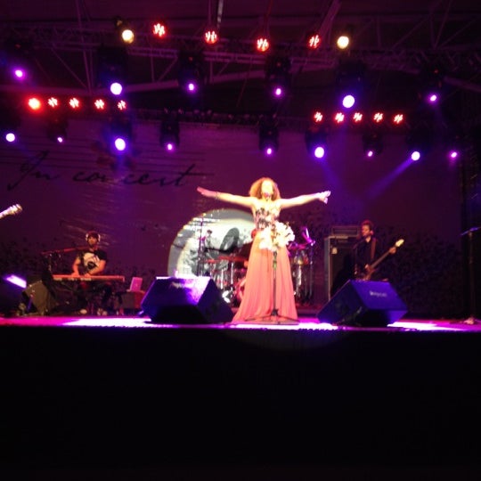 รูปภาพถ่ายที่ Flamboyant In Concert โดย Karen เมื่อ 10/23/2012