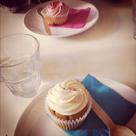 Photo taken at Little – Petits Gâteaux by Clara M. on 10/11/2012