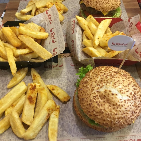 Foto diambil di Red Burger House oleh Barış Y. pada 1/8/2017
