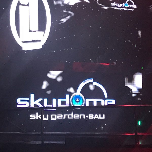 Photo taken at Sky Garden by Erdal O. on 3/31/2018