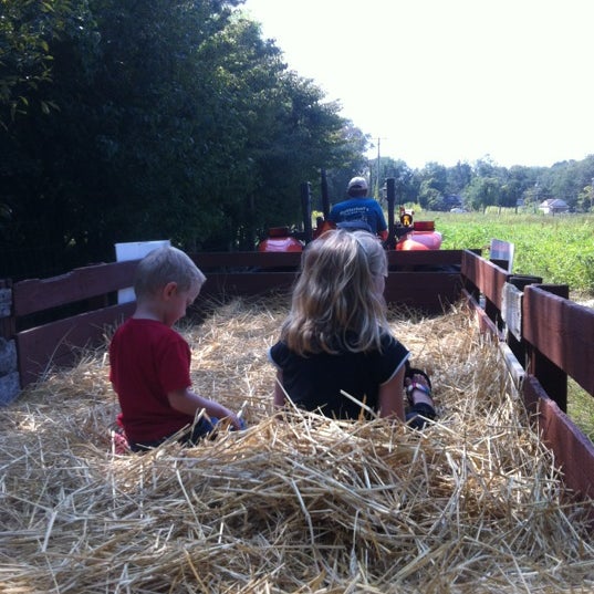 Foto scattata a Butterhof&#39;s Shady Brook Farm da Joe il 9/22/2012