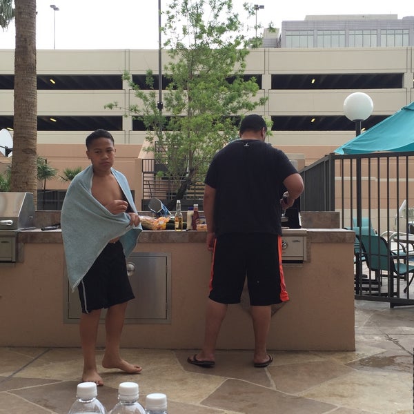 Foto diambil di Residence Inn by Marriott Las Vegas Hughes Center oleh Kiki F. pada 5/31/2016