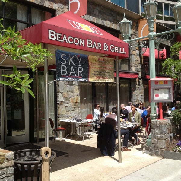 Foto tomada en Beacon Bar and Grill  por Thomas el 5/4/2013