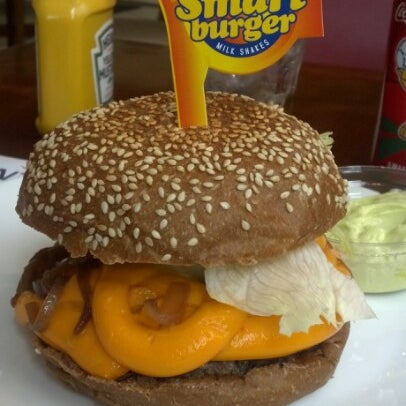 รูปภาพถ่ายที่ Smart Burger โดย Edu G. เมื่อ 10/27/2012