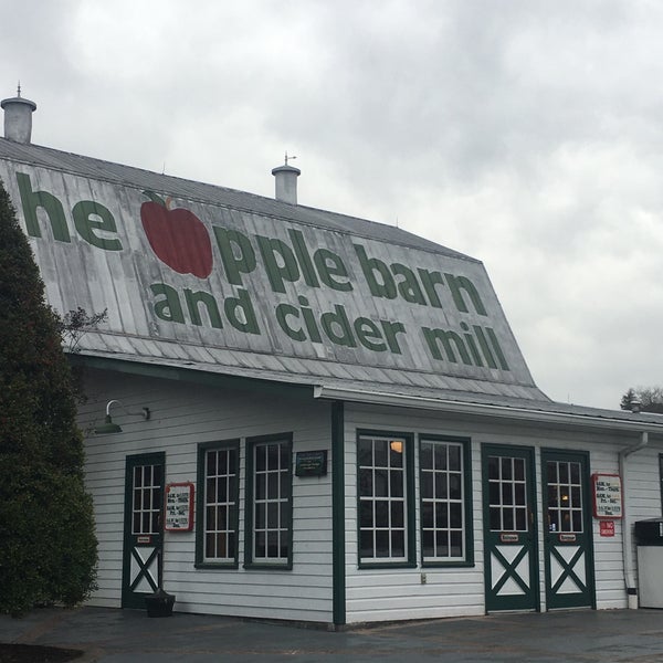 Foto tirada no(a) Apple Barn &amp; Cider Mill por Chris F. em 1/21/2017