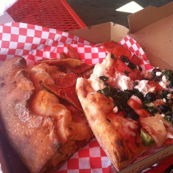 รูปภาพถ่ายที่ Joe’s New York Pizza โดย valerie M. เมื่อ 5/18/2013