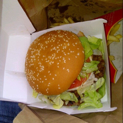 รูปภาพถ่ายที่ McDonald&#39;s โดย Maverickaizer เมื่อ 10/4/2012