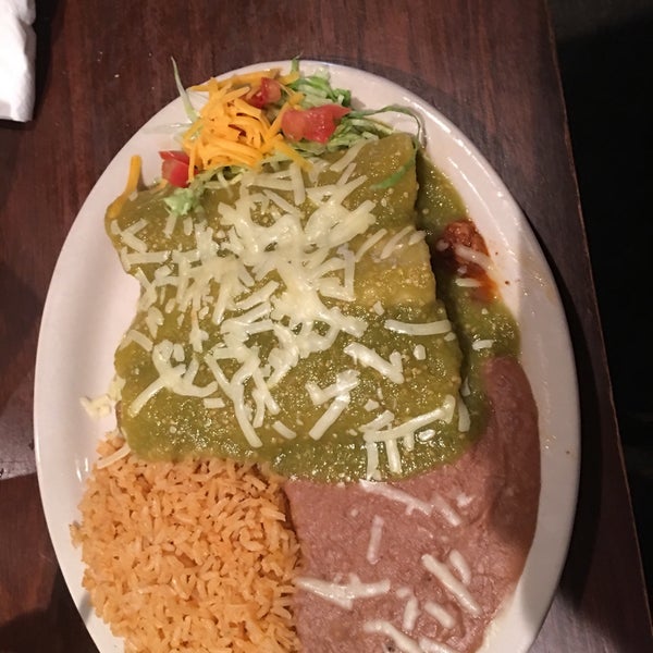 I visited for a birthday event. I decided to have the tomatillo chicken enchiladas. Not to spicy just perfect. The chicken chunks were in a red tomato flavored. The waiter was very attentive ❤️