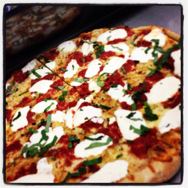 Das Foto wurde bei Joanne&#39;s Gourmet Pizza von Joanne&#39;s P. am 5/13/2013 aufgenommen