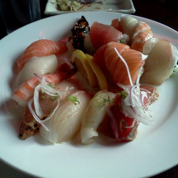 Foto diambil di Fusion Sushi oleh Liliana H. pada 3/4/2013