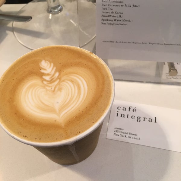 รูปภาพถ่ายที่ Café Integral โดย Julia Z. เมื่อ 11/7/2015