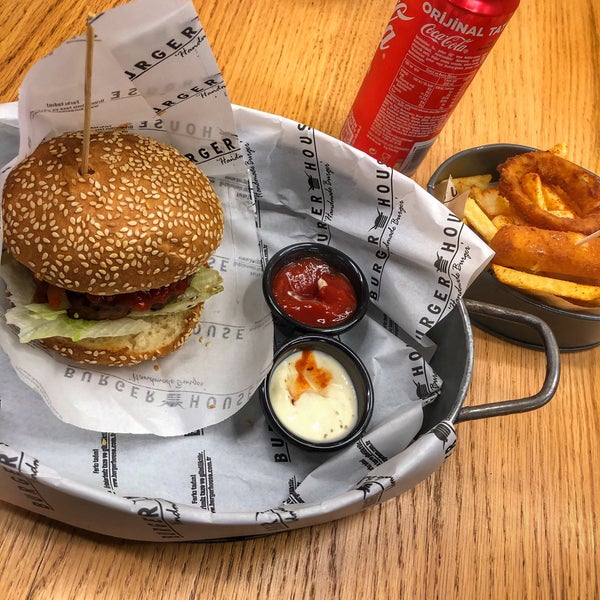 11/25/2019 tarihinde Batuhan E.ziyaretçi tarafından Burger House'de çekilen fotoğraf