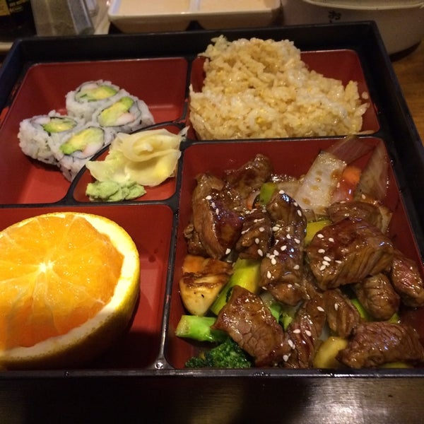 Das Foto wurde bei Fuji Steak &amp; Sushi Tennessee von Shari S. am 8/2/2014 aufgenommen