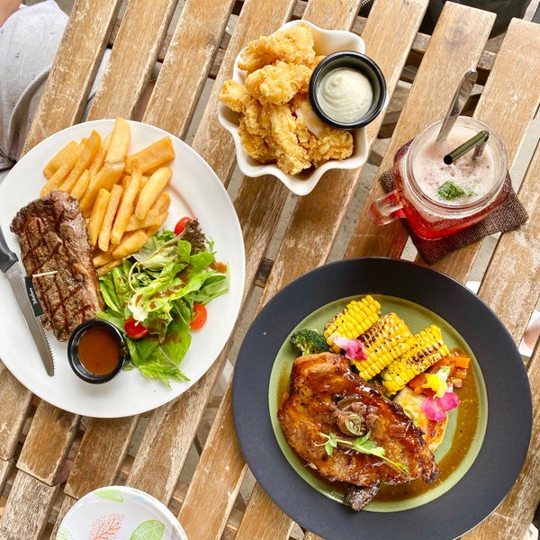 Whisk & Paddle Café in Singapore