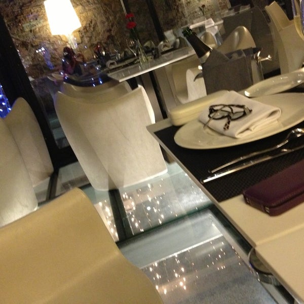 Foto scattata a Nineteen Restaurant da Astghik il 12/19/2012