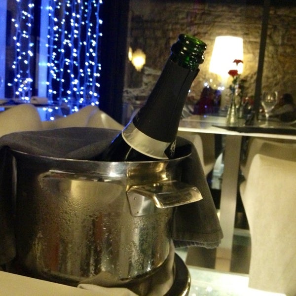 Foto scattata a Nineteen Restaurant da Astghik il 12/19/2012