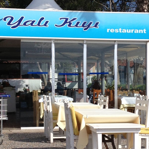 Foto diambil di Yalı Kıyı Balık Restaurant oleh Nazli pada 4/14/2013