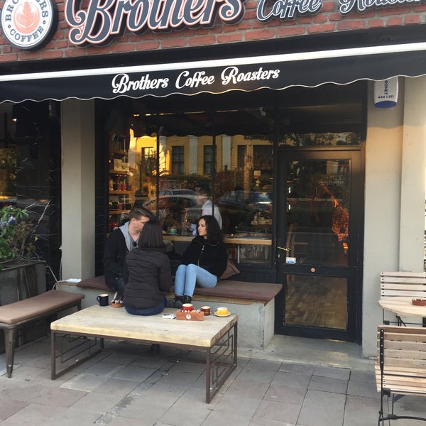 Foto tirada no(a) Brothers Coffee Roasters por Ömer cüneyt B. em 4/20/2019