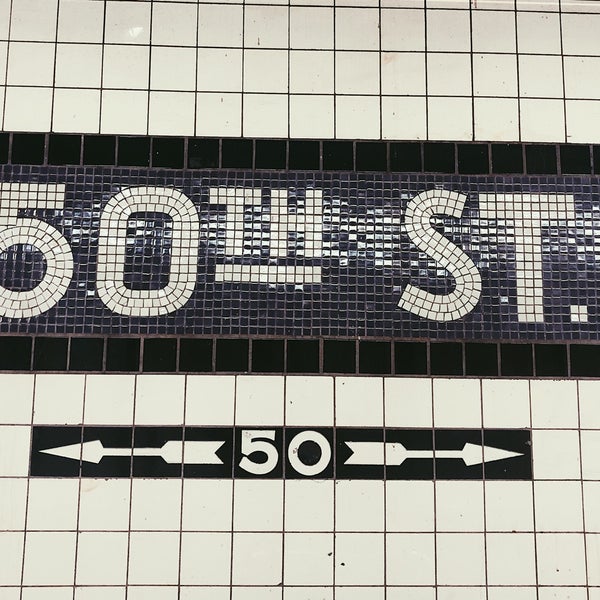 Das Foto wurde bei MTA Subway - 50th St (C/E) von Mina K. am 3/22/2019 aufgenommen