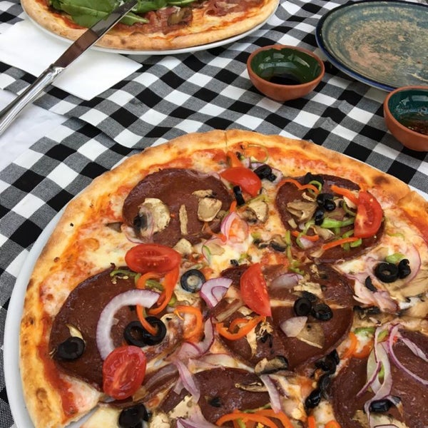 Das Foto wurde bei Etna Pizzeria von snlms am 7/17/2019 aufgenommen