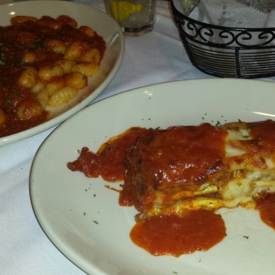 Photo taken at Gianni&#39;s Ristorante by Bo A. on 12/18/2013