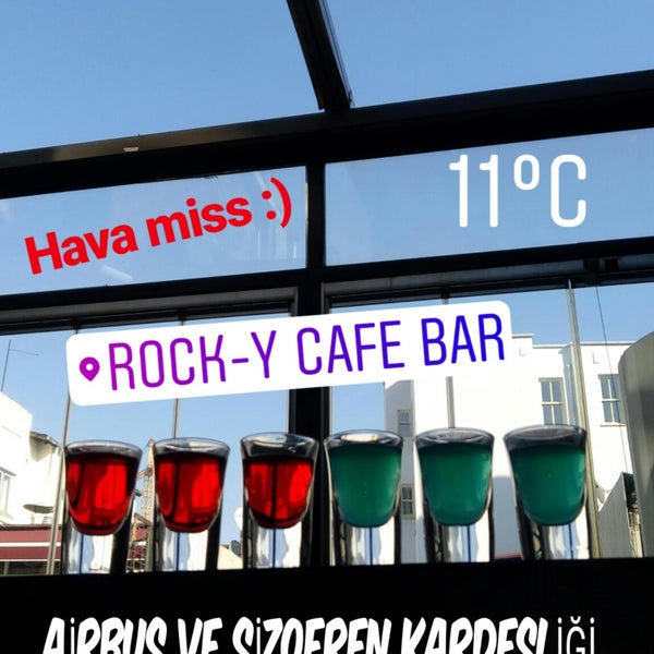 รูปภาพถ่ายที่ Rocky Cafe Bar โดย Ilbars C. เมื่อ 1/30/2018