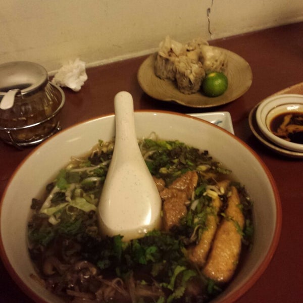 Das Foto wurde bei Wabi-Sabi Noodle House &amp; Vegetarian Grocery von shinobi101 j. am 9/13/2013 aufgenommen