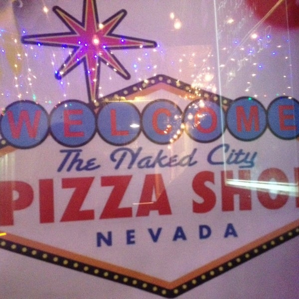 รูปภาพถ่ายที่ Naked City Pizza Shop โดย Joan เมื่อ 12/30/2013