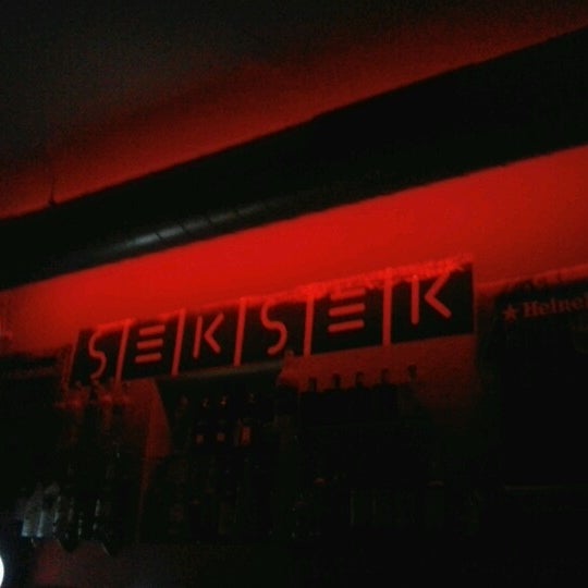 Das Foto wurde bei Seksek Cafe&amp;Bar von Onur G. am 9/28/2012 aufgenommen