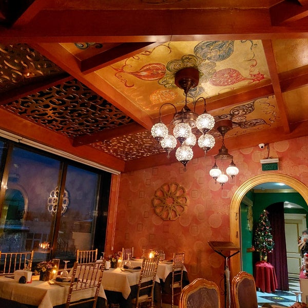 รูปภาพถ่ายที่ Roof Mezze 360 Restaurant โดย Mary เมื่อ 9/30/2022
