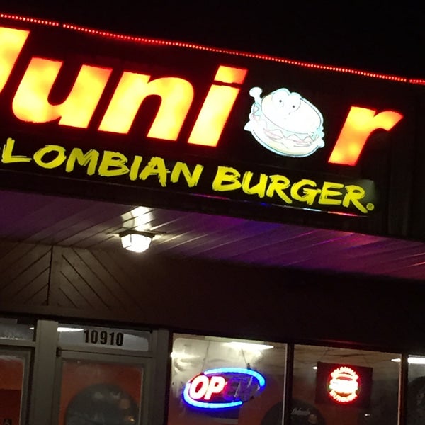 Photo taken at Junior Colombian Burger - South Trail Circle by Hamad on 8/5/2015