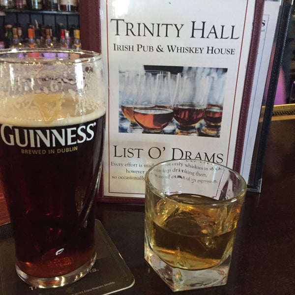 Foto diambil di Trinity Hall Irish Pub and Restaurant oleh Pete M. pada 3/15/2018
