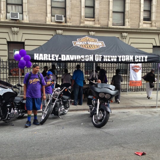 10/6/2012 tarihinde Marissa C.ziyaretçi tarafından Dream Center Harlem'de çekilen fotoğraf