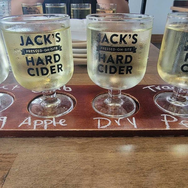 Photo taken at Jack&#39;s Hard Cider by Ryan H. on 8/7/2022
