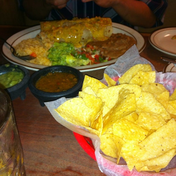 Foto scattata a Teotihuacan Mexican Cafe da JULES🎂 il 4/3/2013