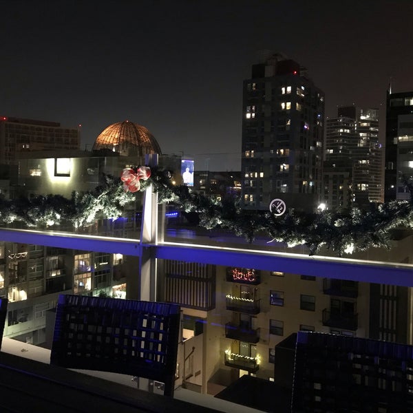 12/24/2018 tarihinde Adrianne B.ziyaretçi tarafından Level 9 Rooftop Bar &amp; Lounge'de çekilen fotoğraf