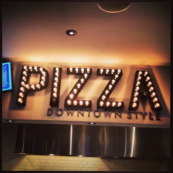 1/18/2013 tarihinde Derek N.ziyaretçi tarafından Pop Up Pizza'de çekilen fotoğraf