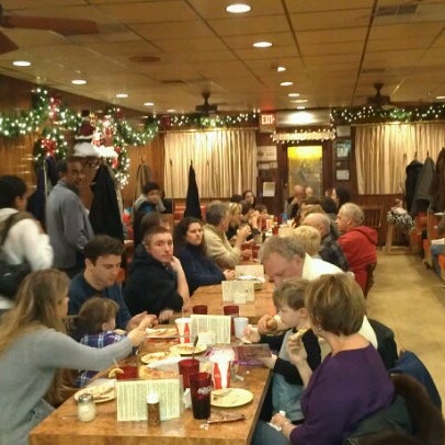 รูปภาพถ่ายที่ DeLorenzo&#39;s Pizza โดย Michael D. เมื่อ 12/2/2012