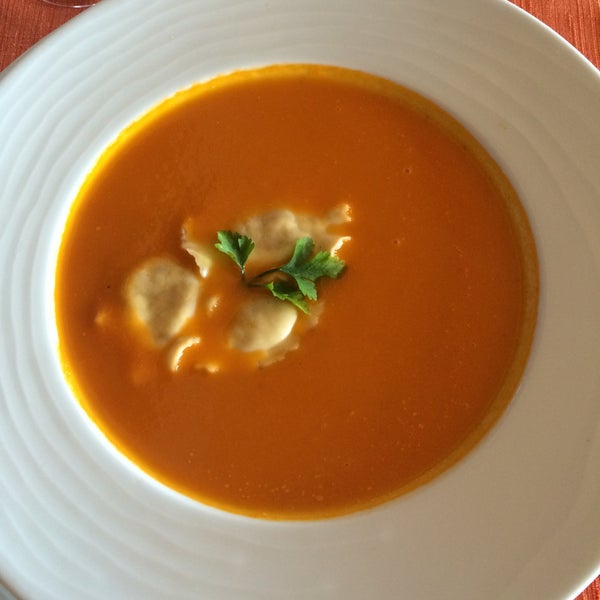 La sopa de tomate con raviolis es deliciosa!
