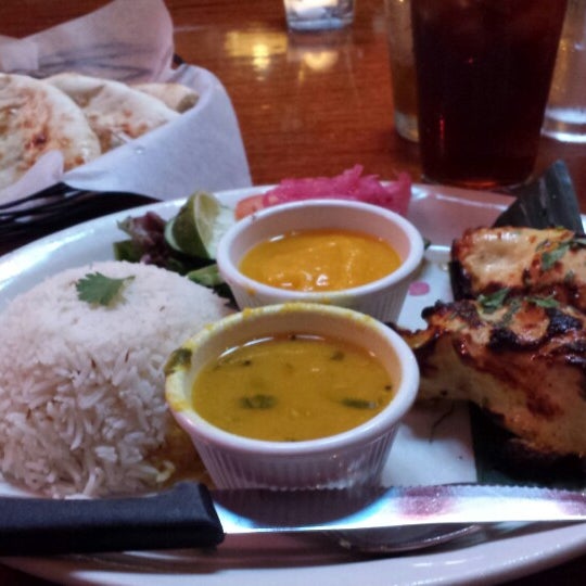 Das Foto wurde bei Mela Indian Restaurant von Jennifer S. am 8/12/2014 aufgenommen
