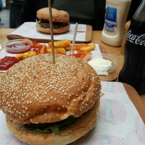รูปภาพถ่ายที่ Beeves Burger โดย Didem🍀 เมื่อ 4/27/2014