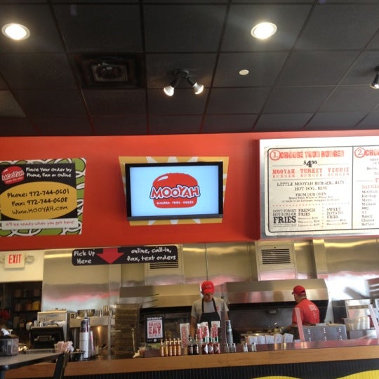 10/24/2012 tarihinde Sherri J.ziyaretçi tarafından MOOYAH Burgers, Fries &amp; Shakes'de çekilen fotoğraf