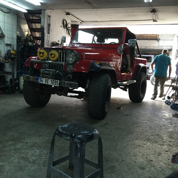 Night jeep. Джип гараж. Лого гараж джип. Wrangler garage сайт. Мужская берлога в гараже.