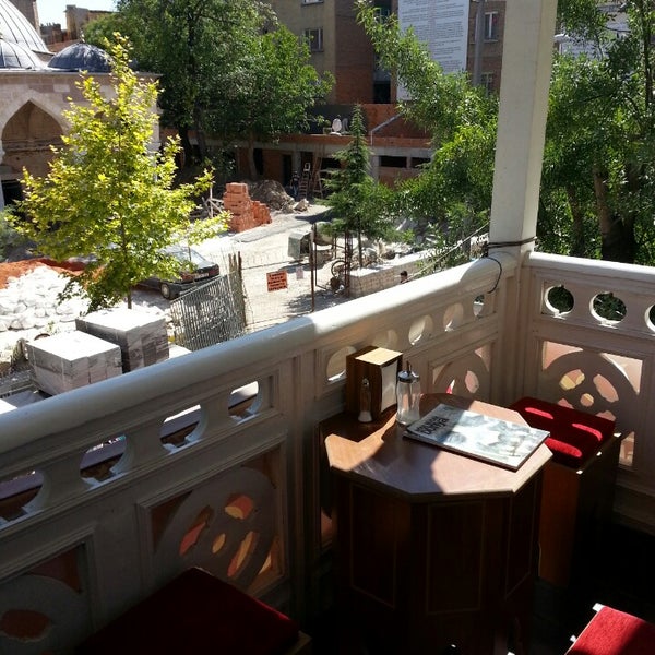 6/22/2013 tarihinde Selman E.ziyaretçi tarafından Sofa Restaurant &amp; Sanat Cafe'de çekilen fotoğraf