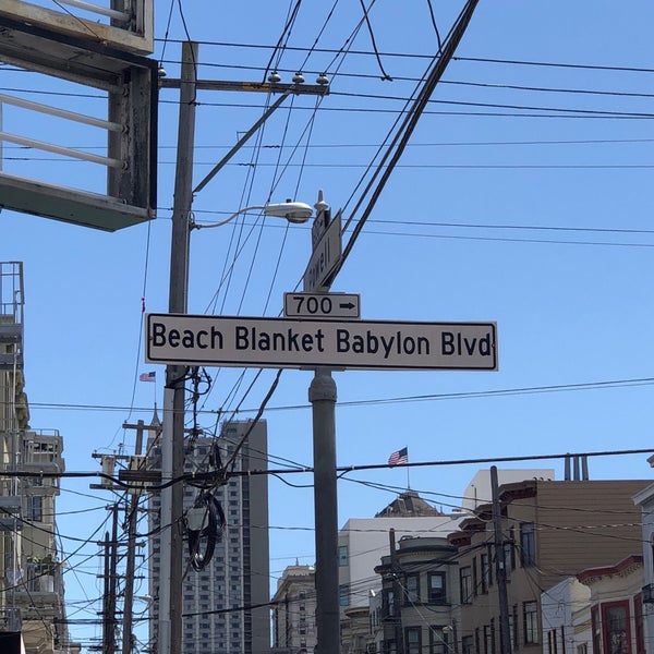Foto tirada no(a) Beach Blanket Babylon por Angie G. em 4/29/2018