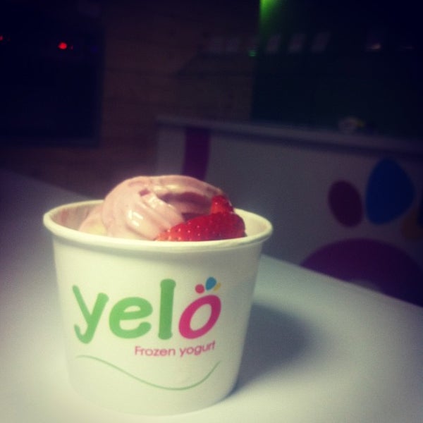 รูปภาพถ่ายที่ Yelo Frozen Yogurt โดย QandoyDonde เมื่อ 6/28/2013