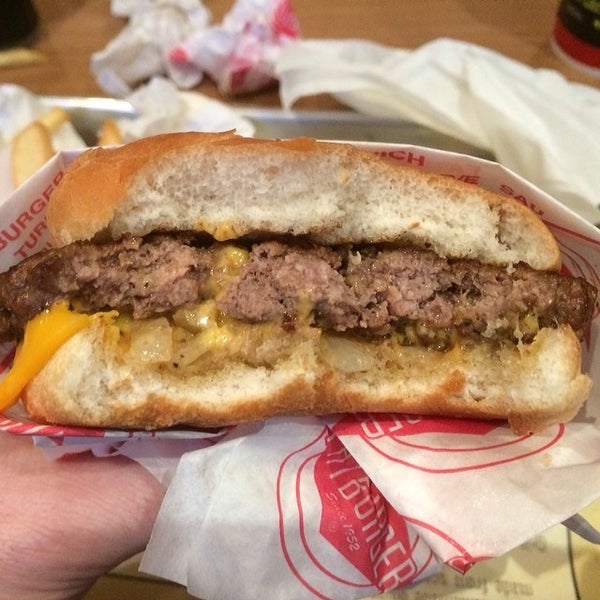 Foto tirada no(a) Fatburger por Rev C. em 2/13/2014